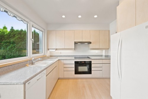 305 17Th Street E, North Vancouver, BC - Indoor Photo Showing Kitchen