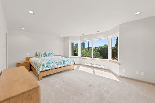305 17Th Street E, North Vancouver, BC - Indoor Photo Showing Bedroom