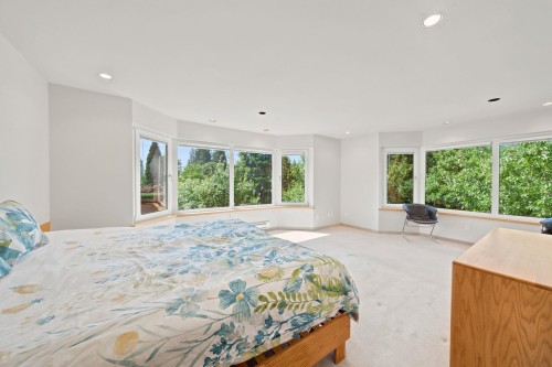 305 17Th Street E, North Vancouver, BC - Indoor Photo Showing Bedroom