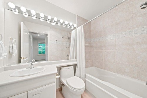 305 17Th Street E, North Vancouver, BC - Indoor Photo Showing Bathroom