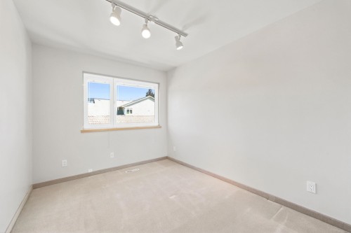 305 17Th Street E, North Vancouver, BC - Indoor Photo Showing Other Room