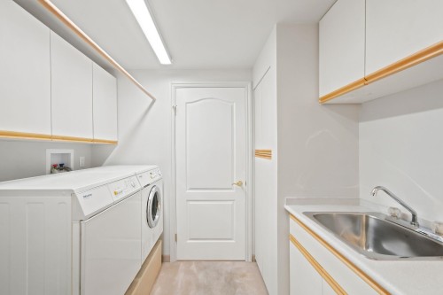 305 17Th Street E, North Vancouver, BC - Indoor Photo Showing Laundry Room