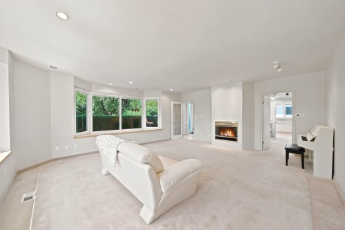 305 17Th Street E, North Vancouver, BC - Indoor Photo Showing Living Room With Fireplace