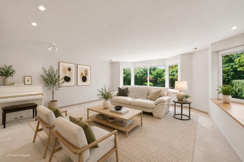 305 17Th Street E, North Vancouver, BC - Indoor Photo Showing Living Room