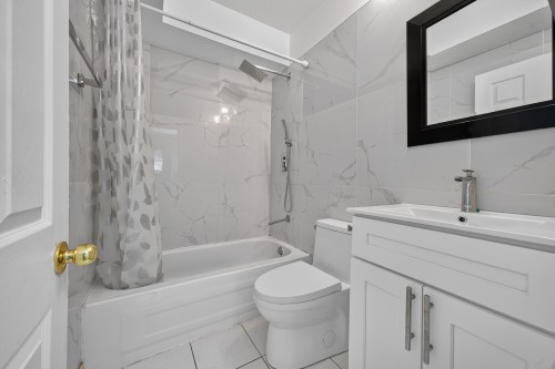 2316 Nanaimo Street, Vancouver, BC - Indoor Photo Showing Bathroom