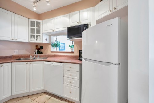 206-245 St. Davids Avenue, North Vancouver, BC - Indoor Photo Showing Kitchen With Double Sink