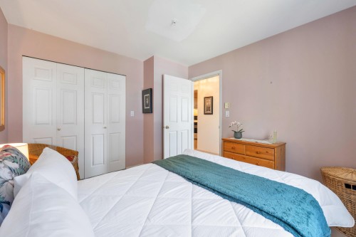 206-245 St. Davids Avenue, North Vancouver, BC - Indoor Photo Showing Bedroom