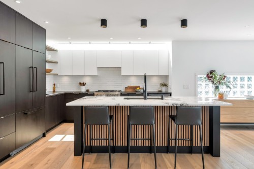 5623 Eagle Court, North Vancouver, BC - Indoor Photo Showing Kitchen With Upgraded Kitchen