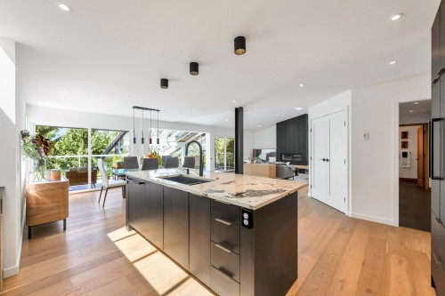 5623 Eagle Court, North Vancouver, BC - Indoor Photo Showing Kitchen
