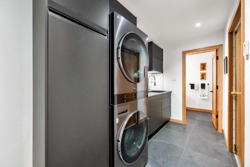 5623 Eagle Court, North Vancouver, BC - Indoor Photo Showing Laundry Room