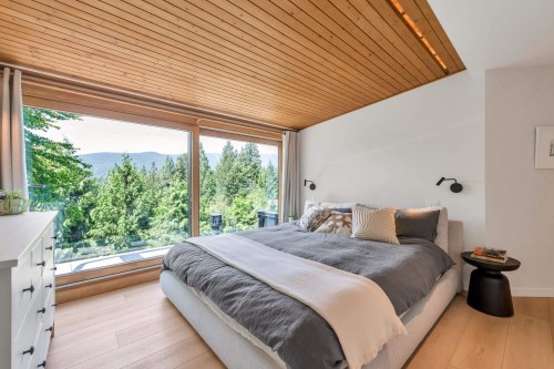 5623 Eagle Court, North Vancouver, BC - Indoor Photo Showing Bedroom