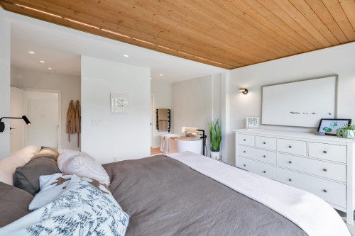 5623 Eagle Court, North Vancouver, BC - Indoor Photo Showing Bedroom