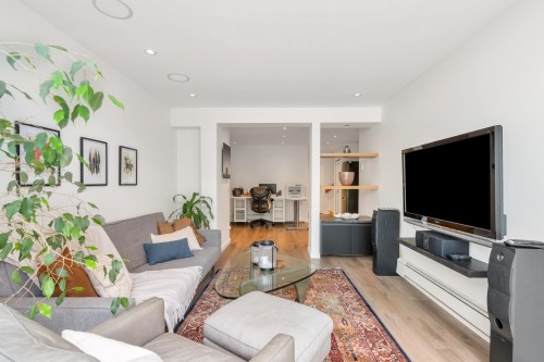 5623 Eagle Court, North Vancouver, BC - Indoor Photo Showing Living Room