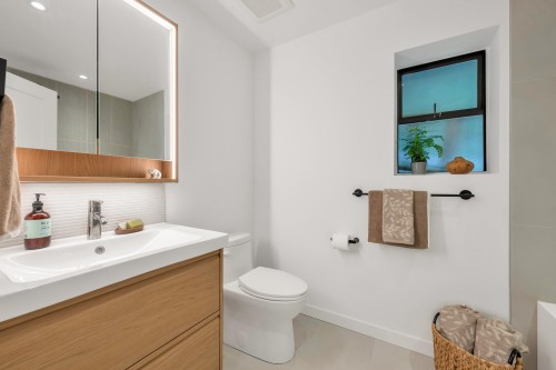5623 Eagle Court, North Vancouver, BC - Indoor Photo Showing Bathroom