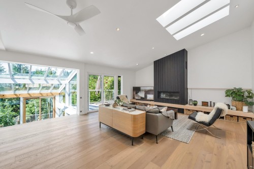 5623 Eagle Court, North Vancouver, BC - Indoor Photo Showing Living Room
