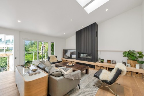 5623 Eagle Court, North Vancouver, BC - Indoor Photo Showing Living Room