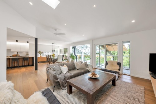 5623 Eagle Court, North Vancouver, BC - Indoor Photo Showing Living Room