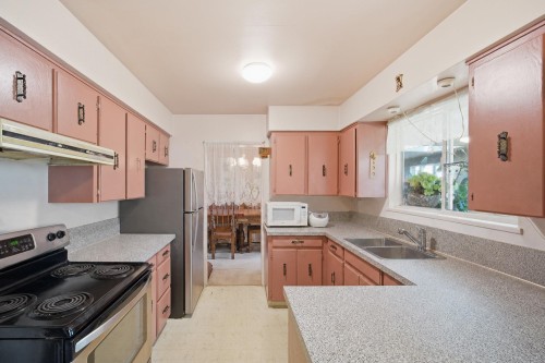 5480 Cathay Road, Richmond, BC - Indoor Photo Showing Kitchen With Double Sink