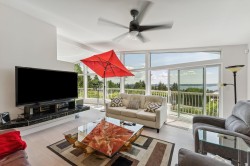 1725 Rosebery Avenue  West Vancouver, BC V7V 2Z5