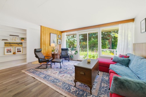 1463 Avonlynn Crescent, North Vancouver, BC - Indoor Photo Showing Living Room