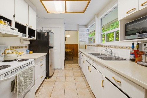 1463 Avonlynn Crescent, North Vancouver, BC - Indoor Photo Showing Kitchen With Double Sink