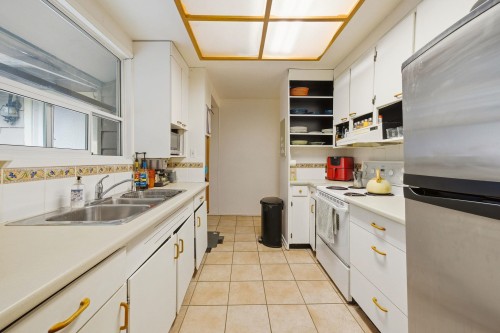 1463 Avonlynn Crescent, North Vancouver, BC - Indoor Photo Showing Kitchen With Double Sink