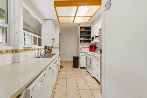 1463 Avonlynn Crescent, North Vancouver, BC - Indoor Photo Showing Kitchen With Double Sink