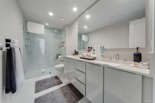 304-3100 Windsor Gate, Coquitlam, BC - Indoor Photo Showing Bathroom