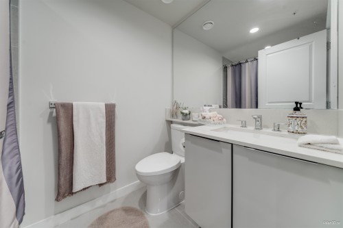 304-3100 Windsor Gate, Coquitlam, BC - Indoor Photo Showing Bathroom