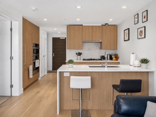 902-1210 27Th Street E, North Vancouver, BC - Indoor Photo Showing Kitchen With Double Sink