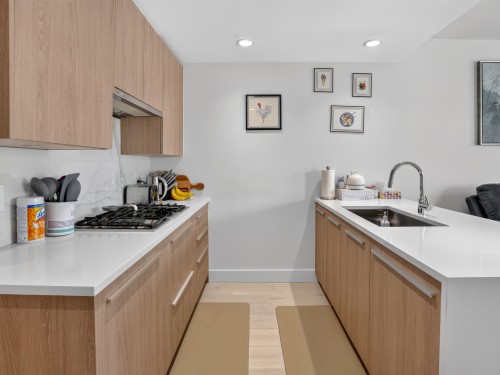902-1210 27Th Street E, North Vancouver, BC - Indoor Photo Showing Kitchen