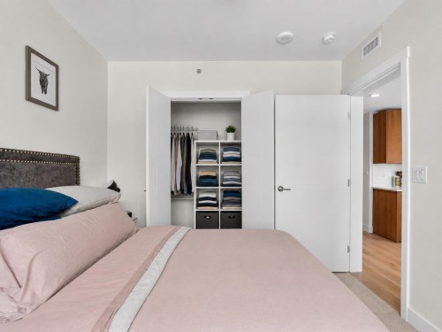 902-1210 27Th Street E, North Vancouver, BC - Indoor Photo Showing Bedroom