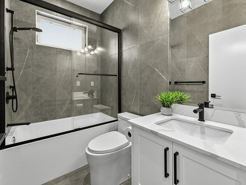 1324 15Th Street W, North Vancouver, BC - Indoor Photo Showing Bathroom