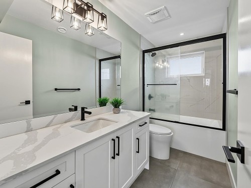 1324 15Th Street W, North Vancouver, BC - Indoor Photo Showing Bathroom