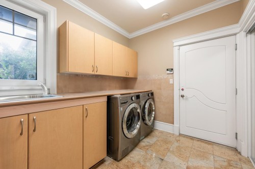 7351 Grandy Road, Richmond, BC - Indoor Photo Showing Laundry Room