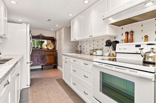 1059 Old Lillooet Road, North Vancouver, BC - Indoor Photo Showing Kitchen