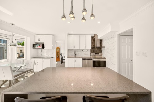 5962 49A Avenue, Delta, BC - Indoor Photo Showing Kitchen With Upgraded Kitchen