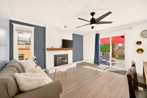 5962 49A Avenue, Delta, BC - Indoor Photo Showing Living Room With Fireplace