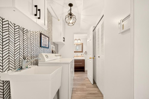 5962 49A Avenue, Delta, BC - Indoor Photo Showing Laundry Room