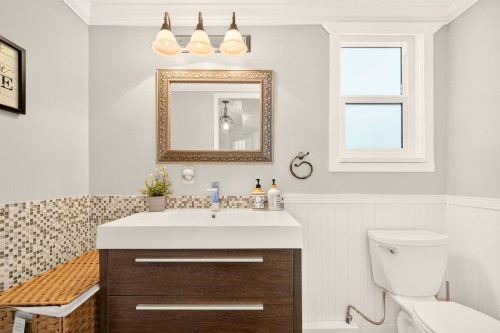 5962 49A Avenue, Delta, BC - Indoor Photo Showing Bathroom