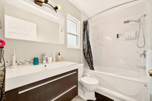 5962 49A Avenue, Delta, BC - Indoor Photo Showing Bathroom