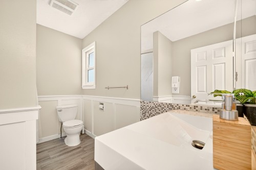 5962 49A Avenue, Delta, BC - Indoor Photo Showing Bathroom