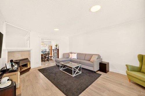 5962 49A Avenue, Delta, BC - Indoor Photo Showing Living Room