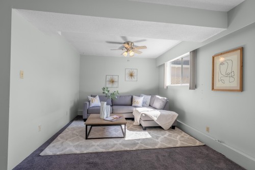3588 Georgia Street, Richmond, BC - Indoor Photo Showing Living Room