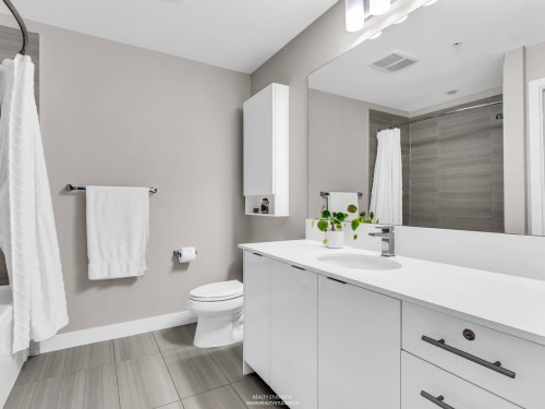 117-723 3Rd Street W, North Vancouver, BC - Indoor Photo Showing Bathroom
