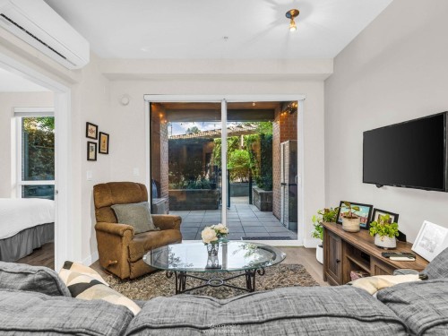 117-723 3Rd Street W, North Vancouver, BC - Indoor Photo Showing Living Room