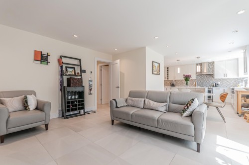 10280 Hollywell Drive, Richmond, BC - Indoor Photo Showing Living Room