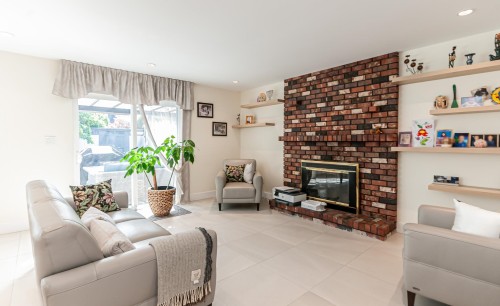10280 Hollywell Drive, Richmond, BC - Indoor Photo Showing Living Room With Fireplace