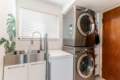 10280 Hollywell Drive, Richmond, BC - Indoor Photo Showing Laundry Room
