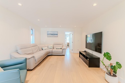 10280 Hollywell Drive, Richmond, BC - Indoor Photo Showing Living Room